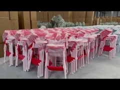Cadeiras de plástico empilhadas e impermeáveis Cadeiras de plástico coloridas e verdes