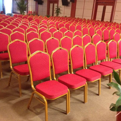 Cadeiras de banquete em borgoã em empilhadeira Cadeiras de banquete em ferro