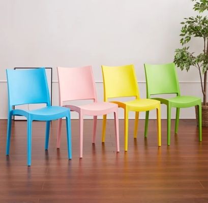 Cadeiras de refeição para o exterior empilháveis Móveis de casa de plástico em PP Cores personalizadas N.W. 4.5KGS G.W. 21KGS Para casa Design simples