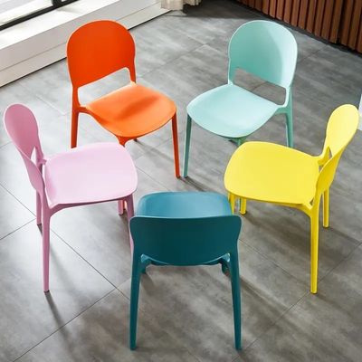 Cadeira de jantar de quarto empilhável moderna colorida feita de plástico PP para cozinha Café e restaurante