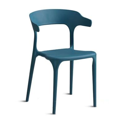 Cadeiras de plástico empilhadas e impermeáveis Cadeiras de plástico coloridas e verdes