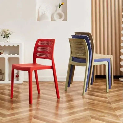 Cadeira de refeição específica de estilo simples empilhada Cadeira de plástico de PP OEM Cores 55*46*45*86cm para sala de jantar